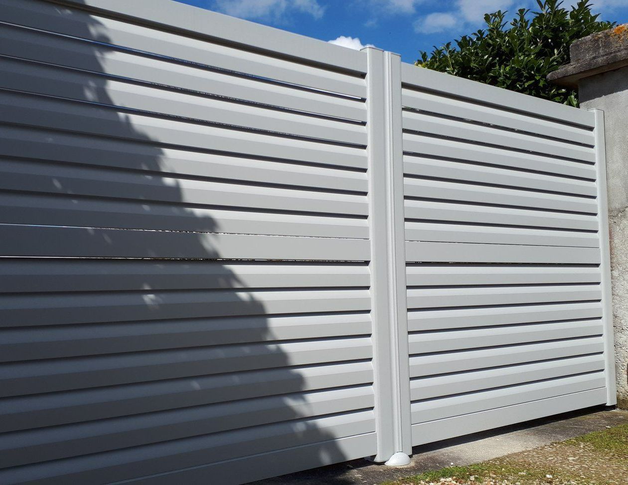 Portail battant blanc