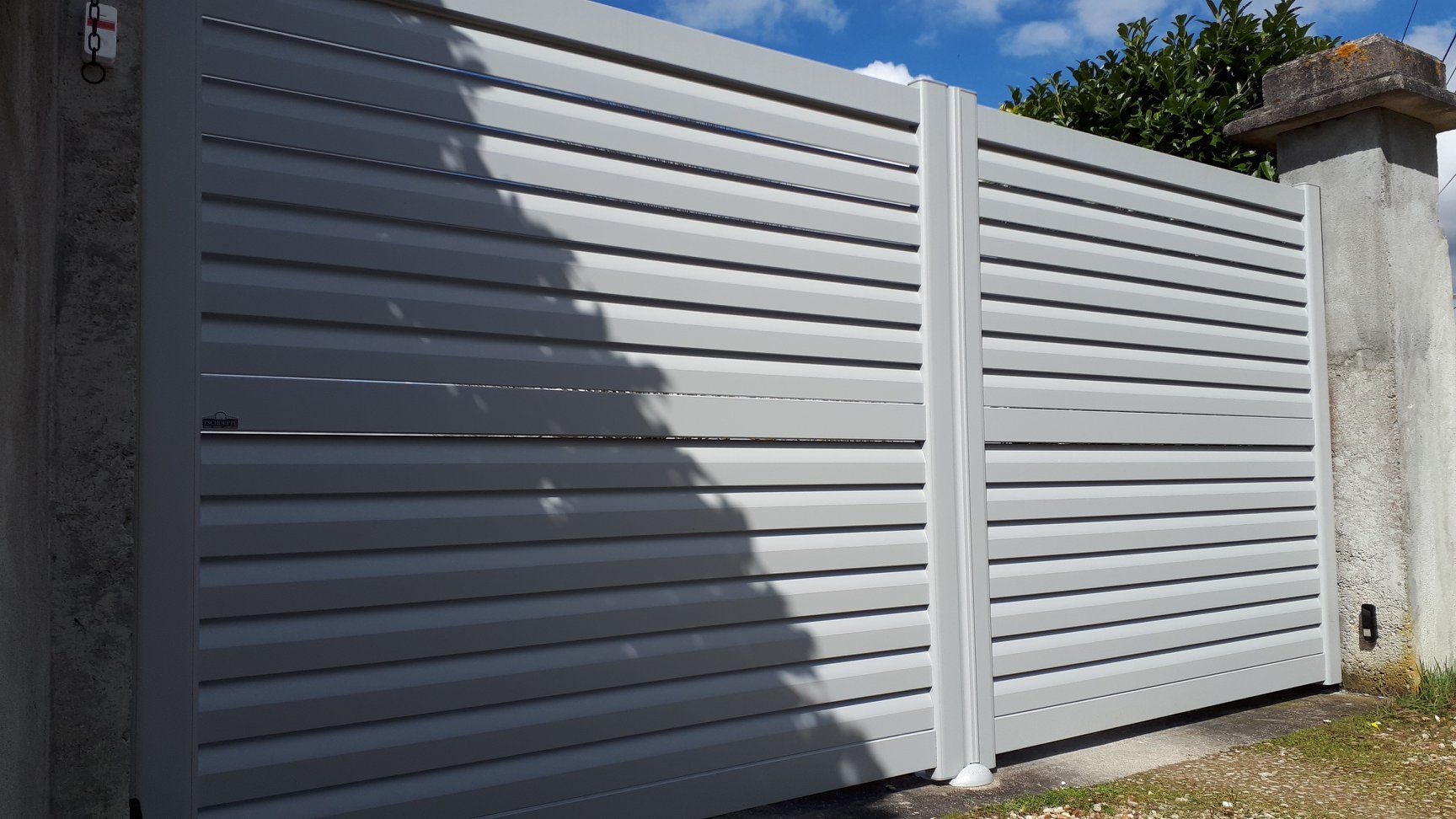 Portail blanc avec lames horizontales