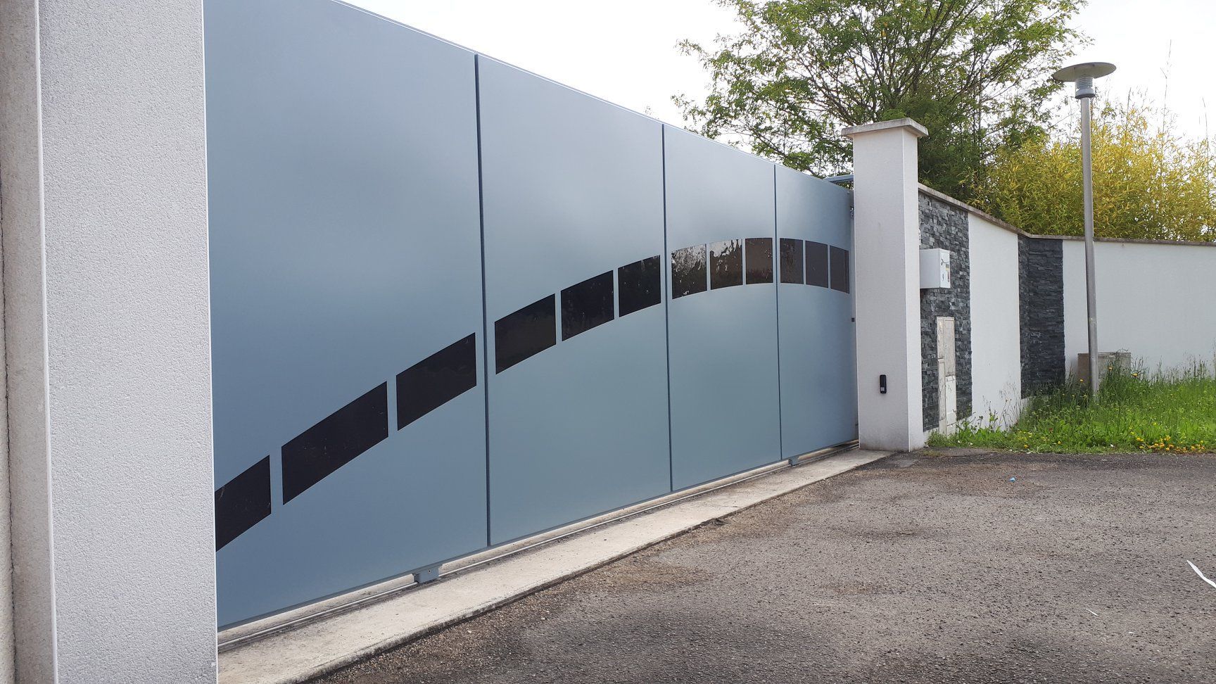 Portail bleu avec des carrés noirs