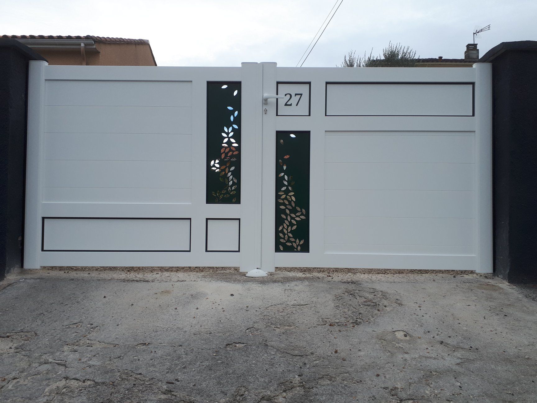 Portail blanc avec des illustrations