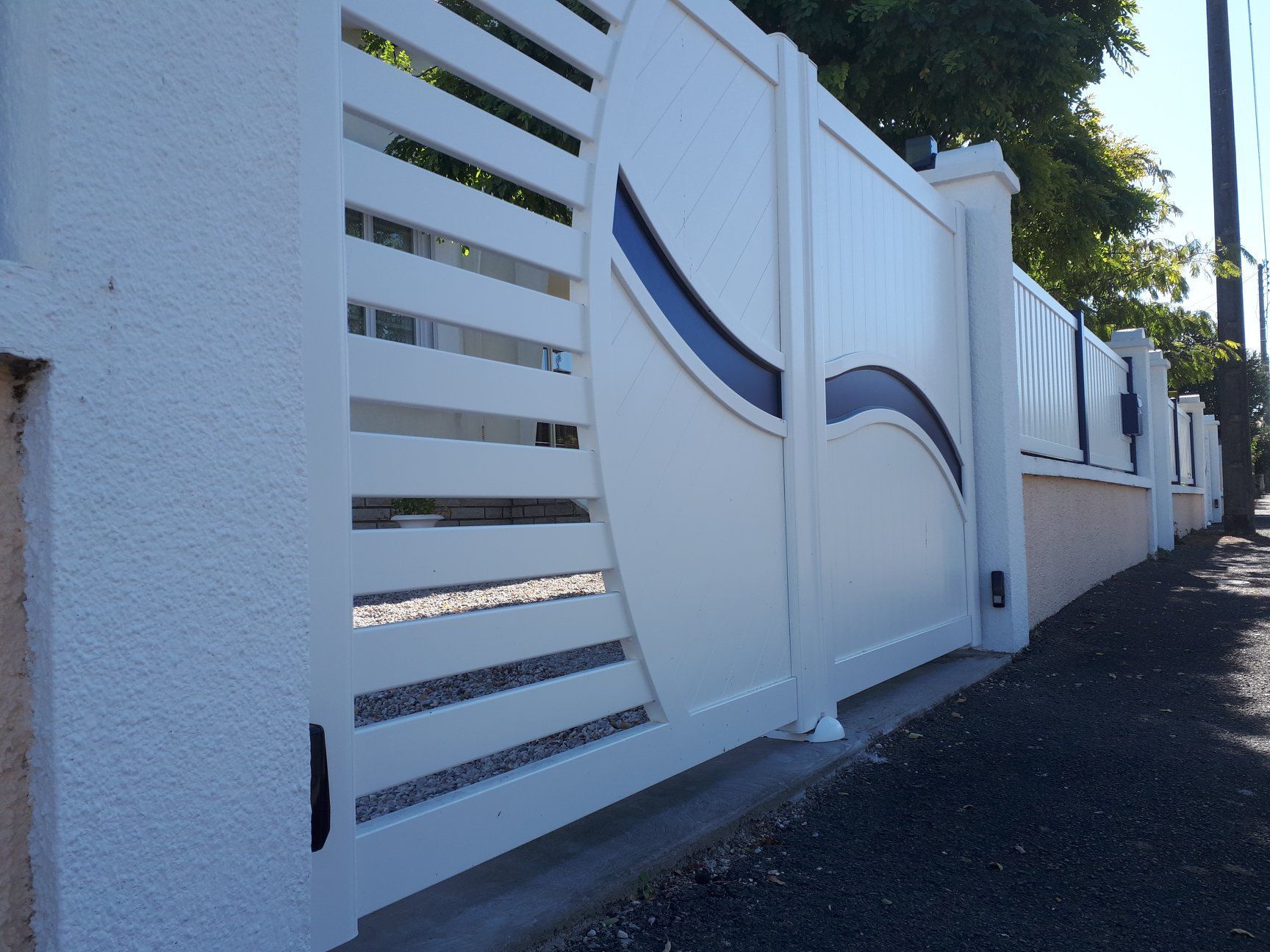 Portail blanc ajouré