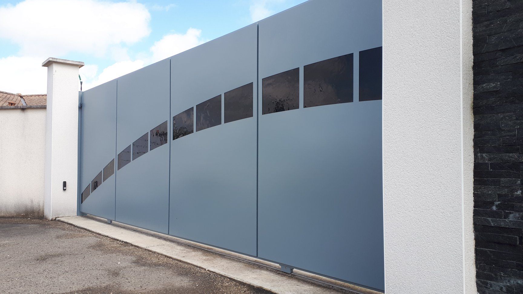 Portail bleu avec motifs