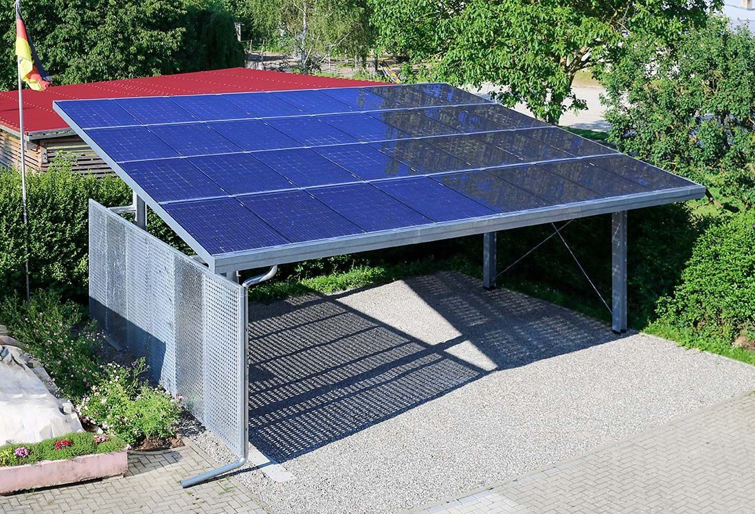Carport avec structure métallique et panneaux solaires