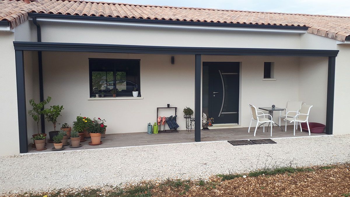 Pergola adossée au toit d'une maison