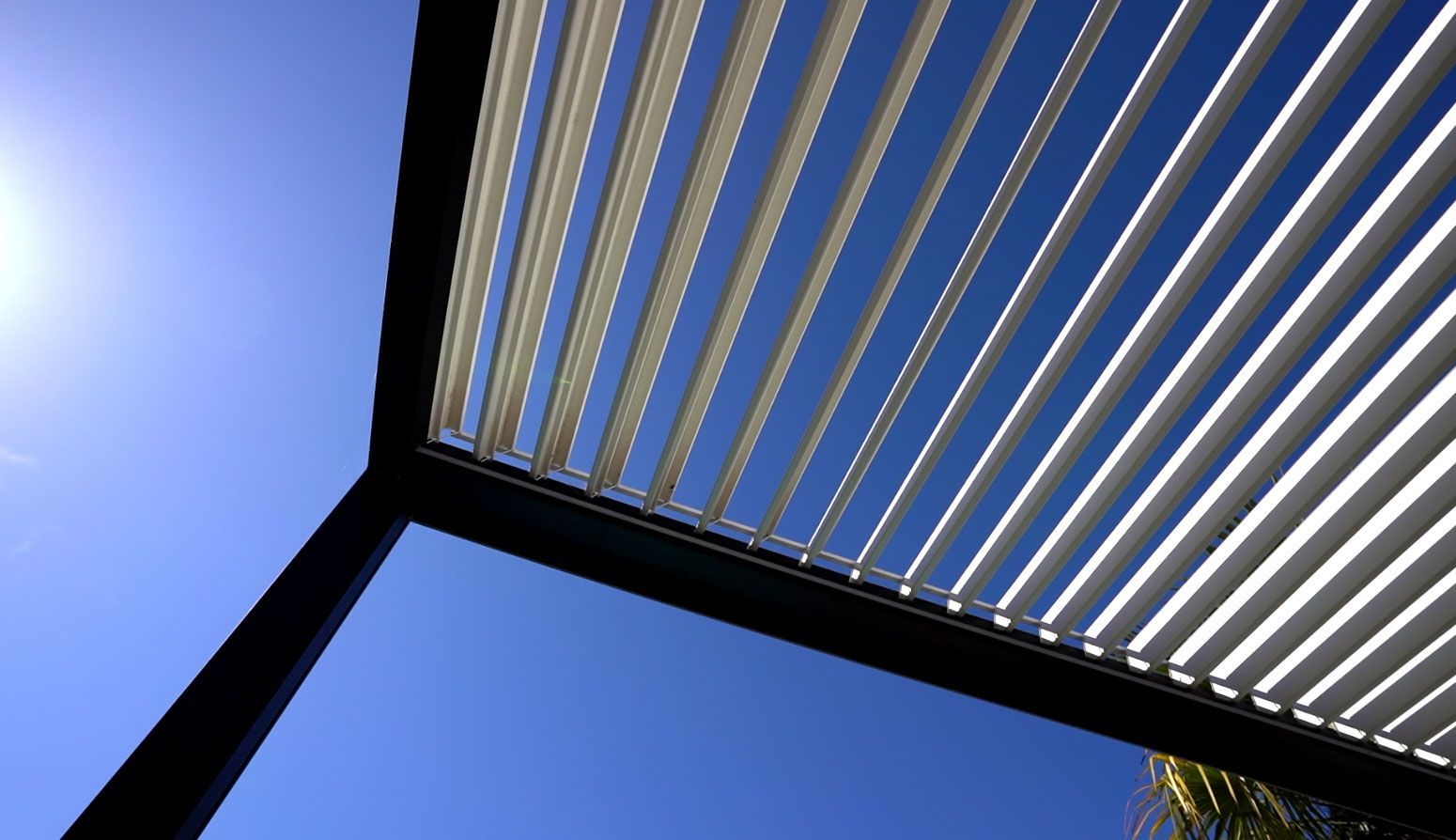 Pergola bioclimatique sous le soleil