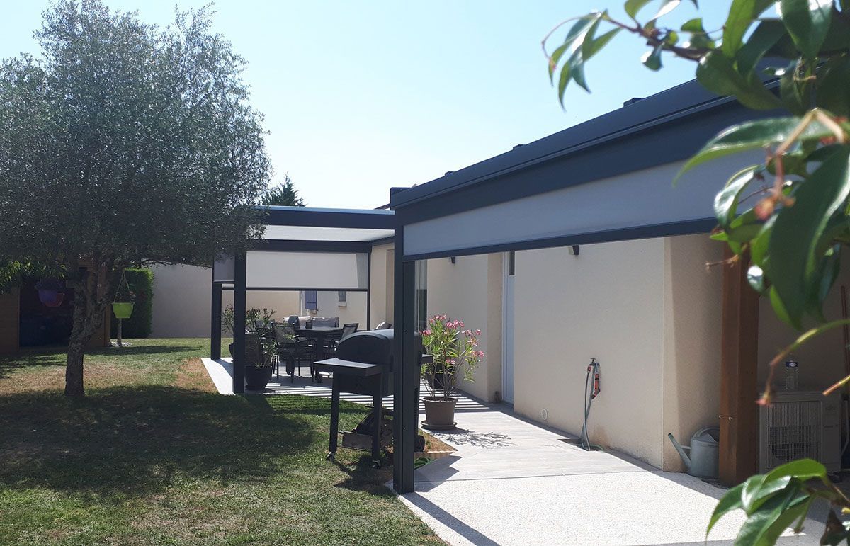 Terrasse avec deux pergolas 