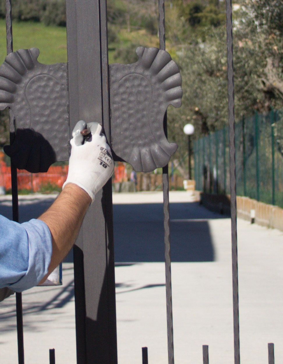 Zoom sur les mains d'un installateur de portail