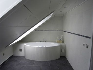Badewanne von Adler Bad - Der Bäderspezialist GmbH in einem kleinen Badezimmer unterm Dach