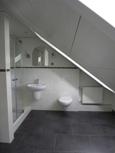 Waschbecken und Toilette von Adler Bad - Der Bäderspezialist GmbH in einem kleinen Badezimmer unterm Dach
