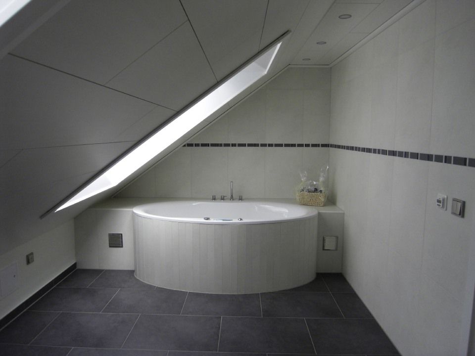 Badewanne von Adler Bad - Der Bäderspezialist GmbH in einem kleinen Badezimmer unterm Dach