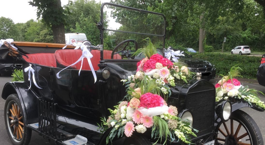 Oldtimer mit Blumenschmuck