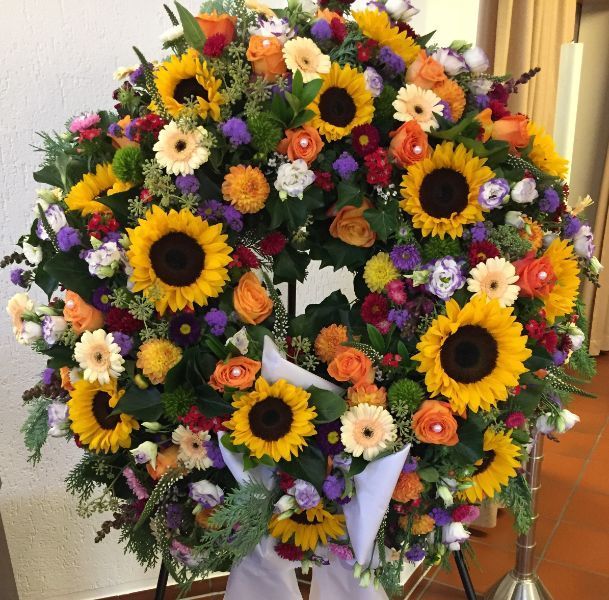 Blumenarrangement mit Sonnenblumen