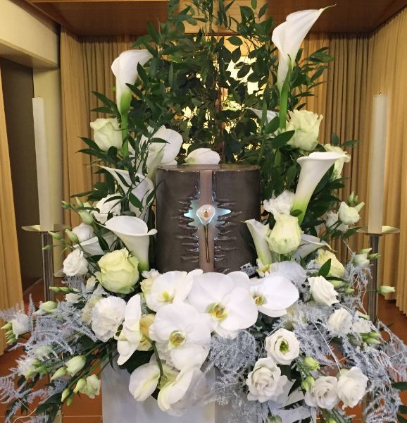 Torte mit Blumenschmuck