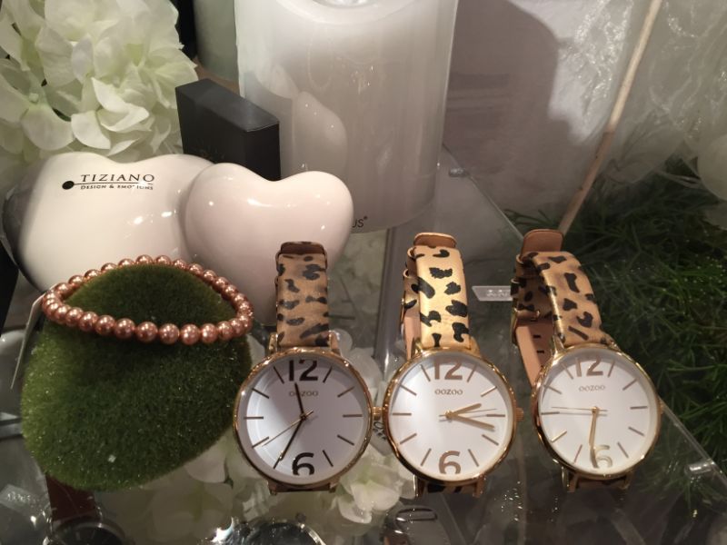 drei Armbanduhren Leopardenmuster