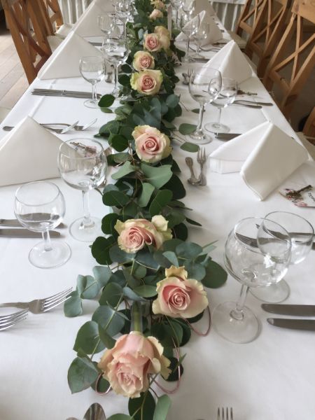 Tisch mit Blumenschmuck