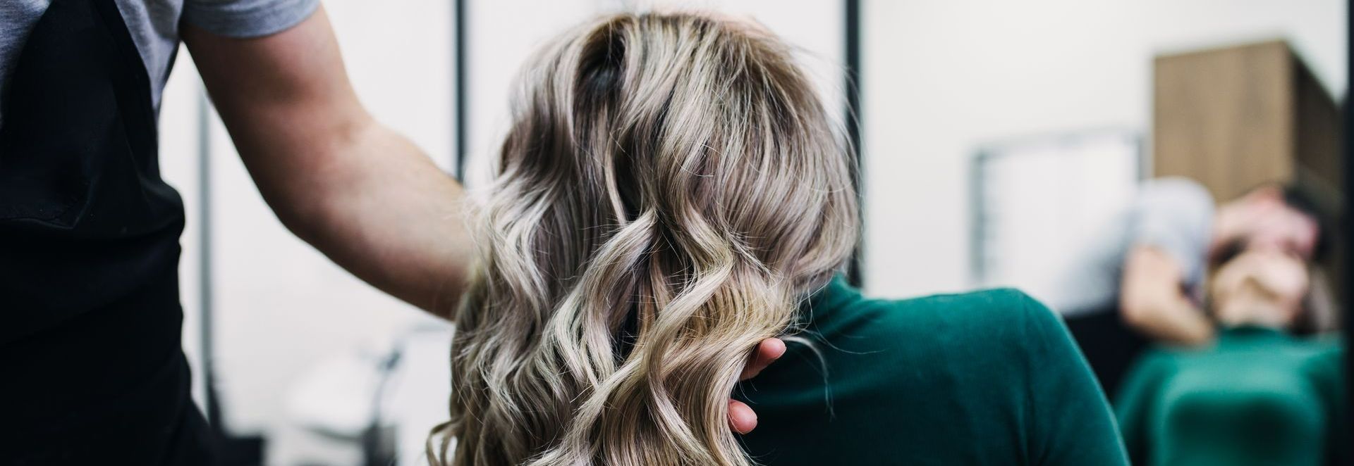 Des cheveux ondulés.