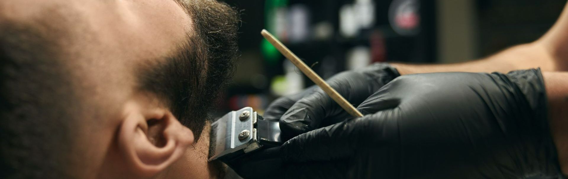 Un homme se faisant raser la barbe.