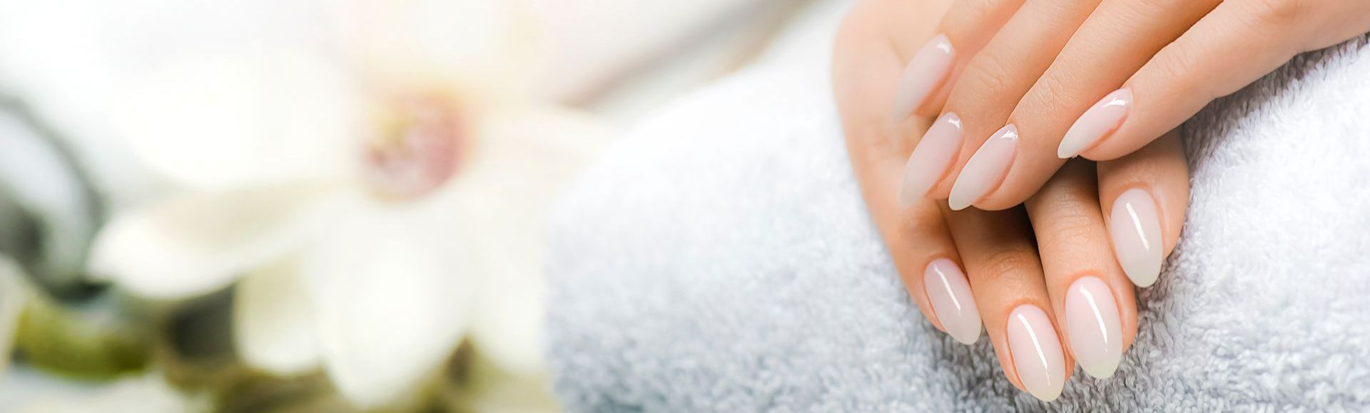 Des mains avec des ongles nacrés.