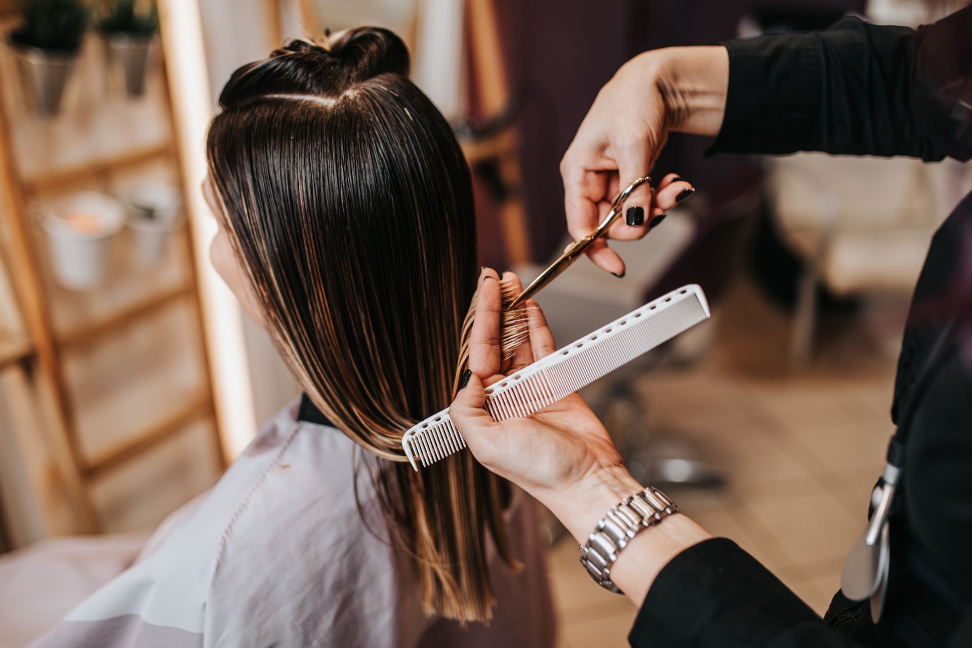 Une femme se faisant couper les cheveux.