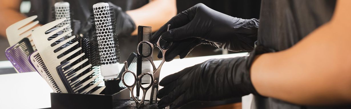 Des outils de coiffure.