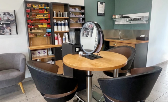 Le salon de coiffure vu de l'intérieur.