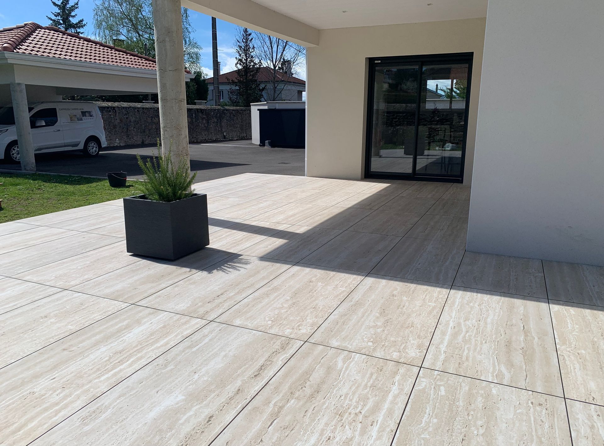 Carrelage sur terrasse en extérieur.