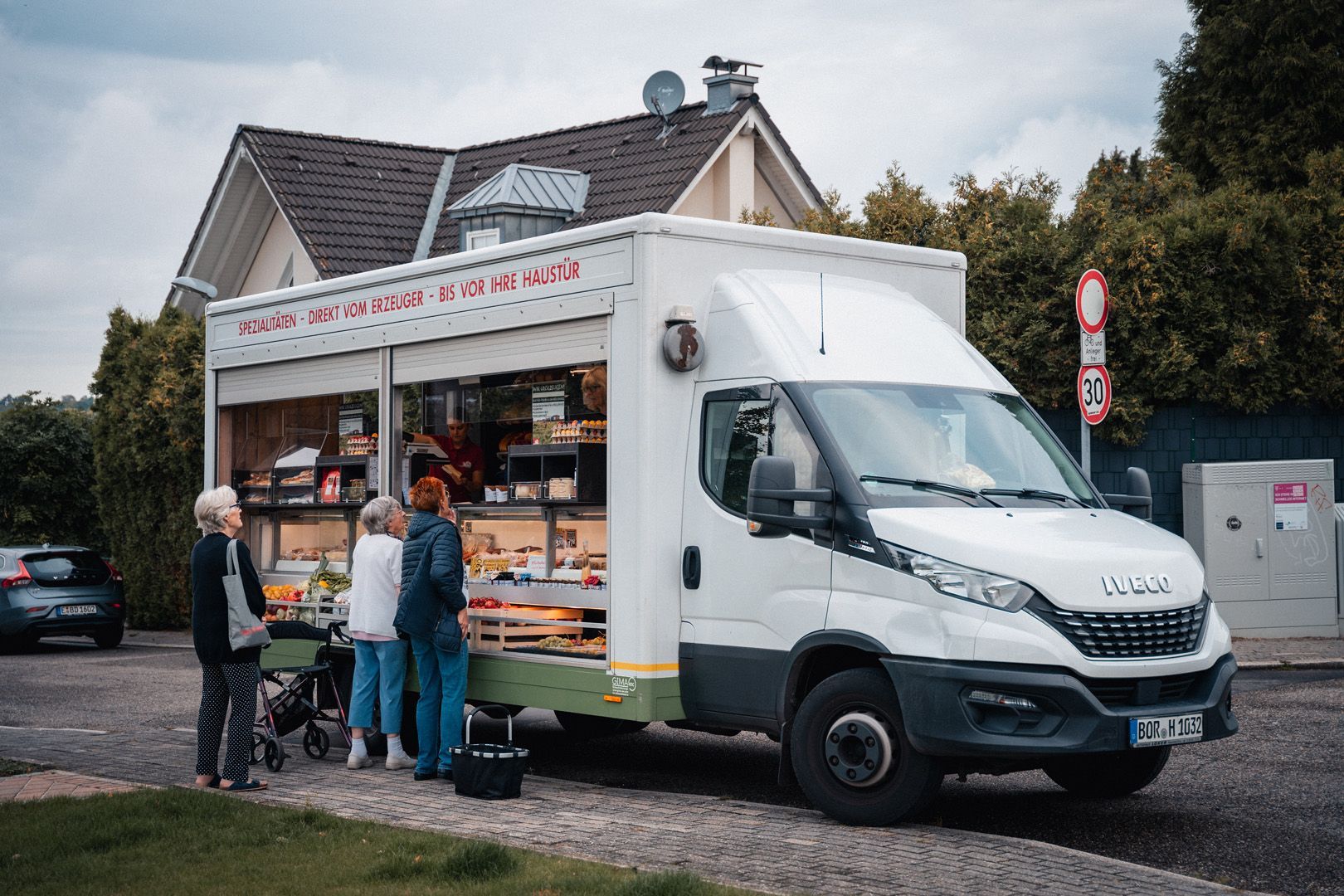 Der Lebensmittelwagen von Hof Hörnemann steht vor einem Haus