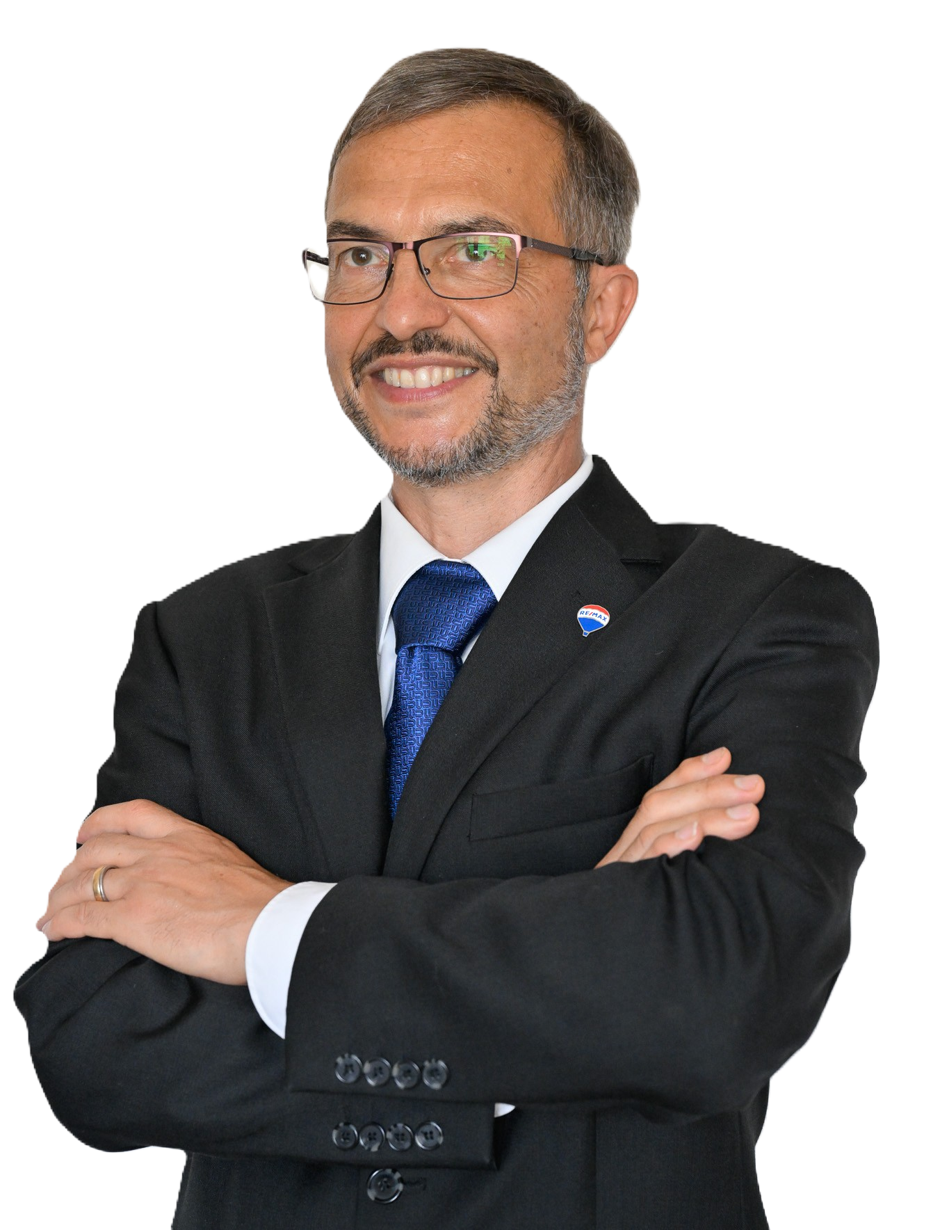 Ein Mann in Anzug und Krawatte mit verschränkten Armen