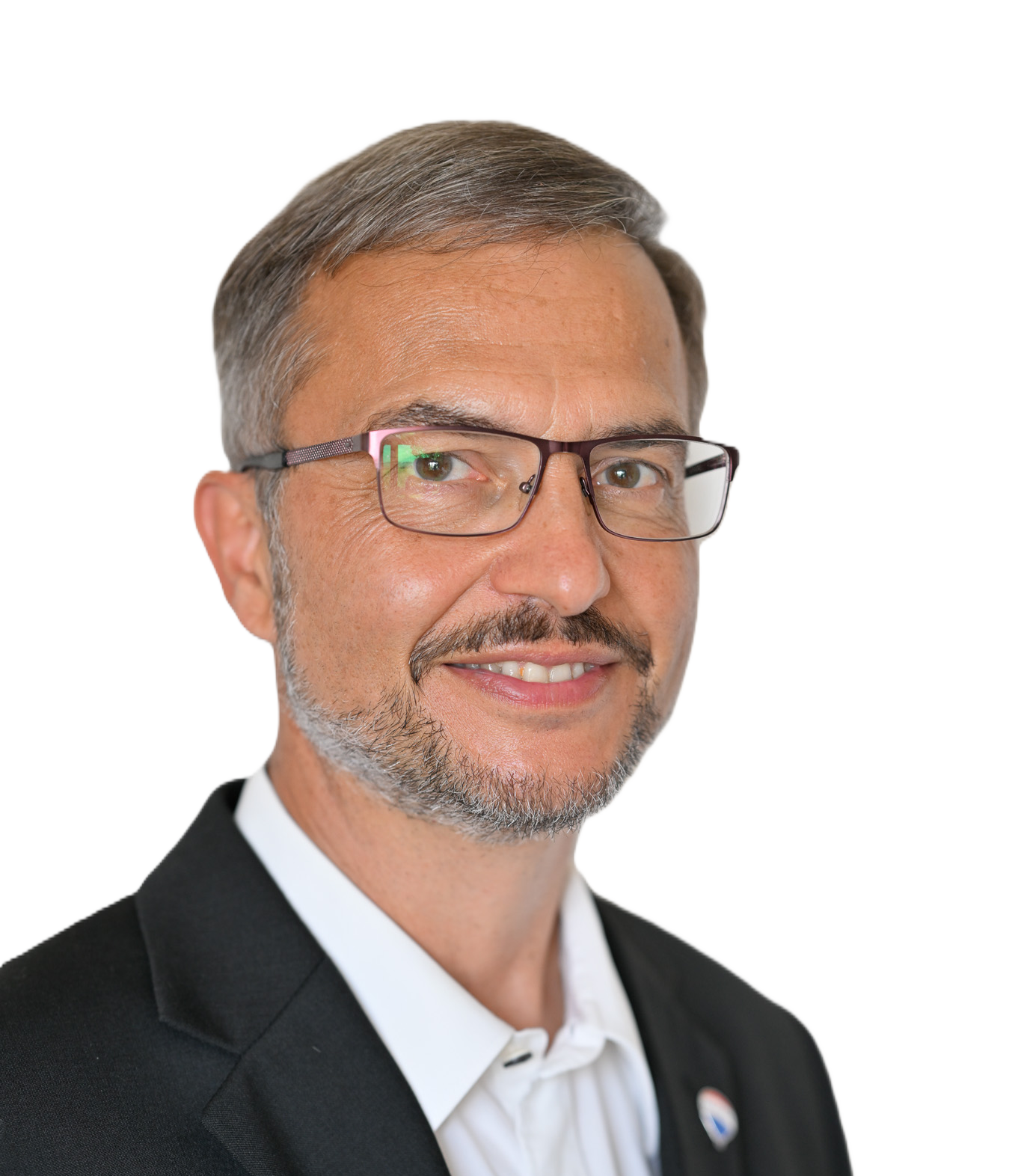 Ein Mann mit Brille und Anzug lächelt in die Kamera