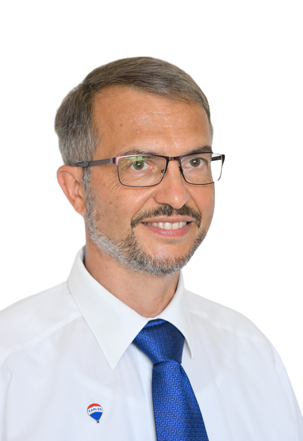 Ein Mann mit Brille und Bart trägt ein weißes Hemd und eine blaue Krawatte.