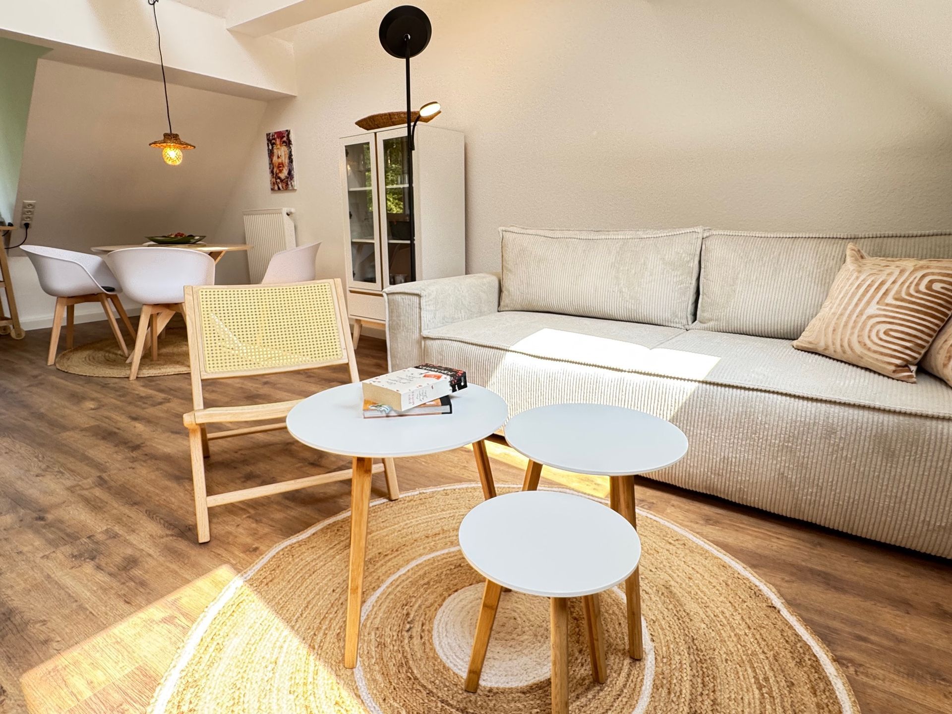 Die Ferienwohnung Nr. 5 ist ein stilvoll eingerichtetes Apartment mit einem modernen, skandinavisch angehauchten Interieur. Sie ist hell und freundlich in Naturtönen und sanftem Licht von Nord und Südseite und ideal für schöne Stunden allein oder mit Freunden.