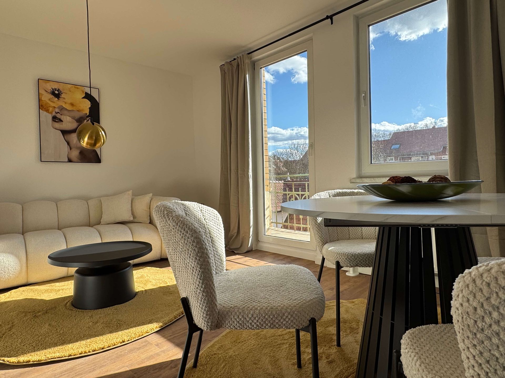 Die Ferienwohnung Nr. 4 ist ein stilvoll eingerichtetes Apartment mit einem modernen, skandinavisch angehauchten Interieur. Sie ist hell und freundlich in Naturtönen und sanftem Licht von Nord und Südseite und ideal für schöne Stunden allein oder mit Freunden.