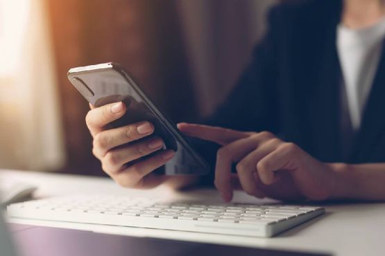  Henkilö puhelin kädessään