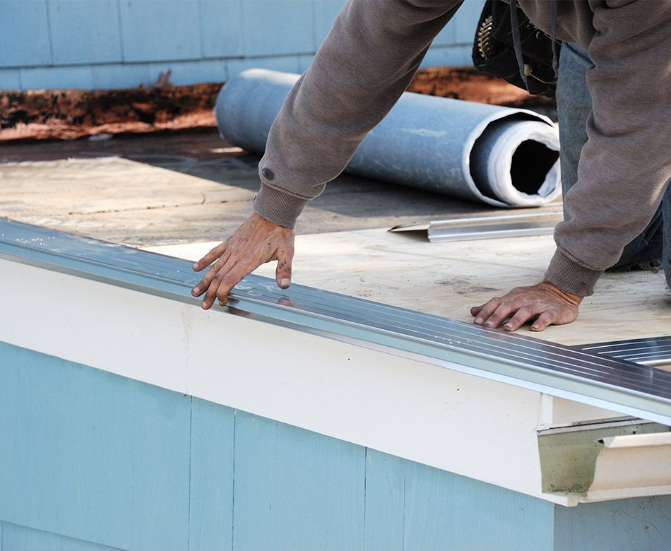 Travaux d'étanchéité sur un toit-terrasse par la pose d'éléments de zinguerie