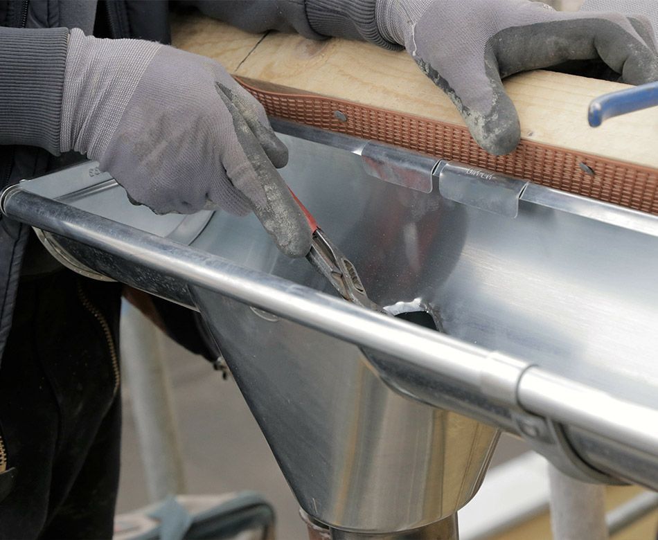 Pose et raccordement de gouttières