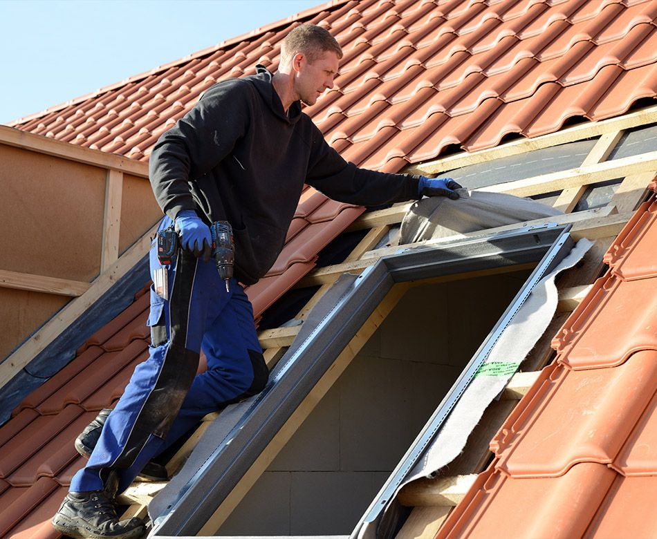 Ouvrier posant une fenêtre de toit