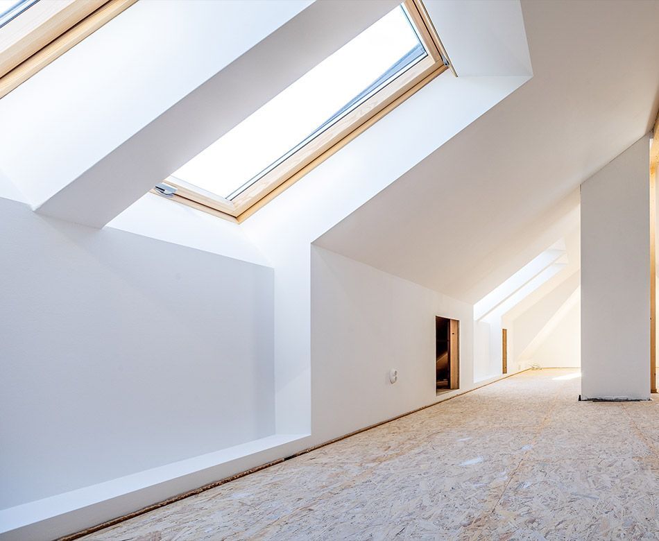 Fenêtres de toit de type Velux à l'intérieur des combles d'une maison