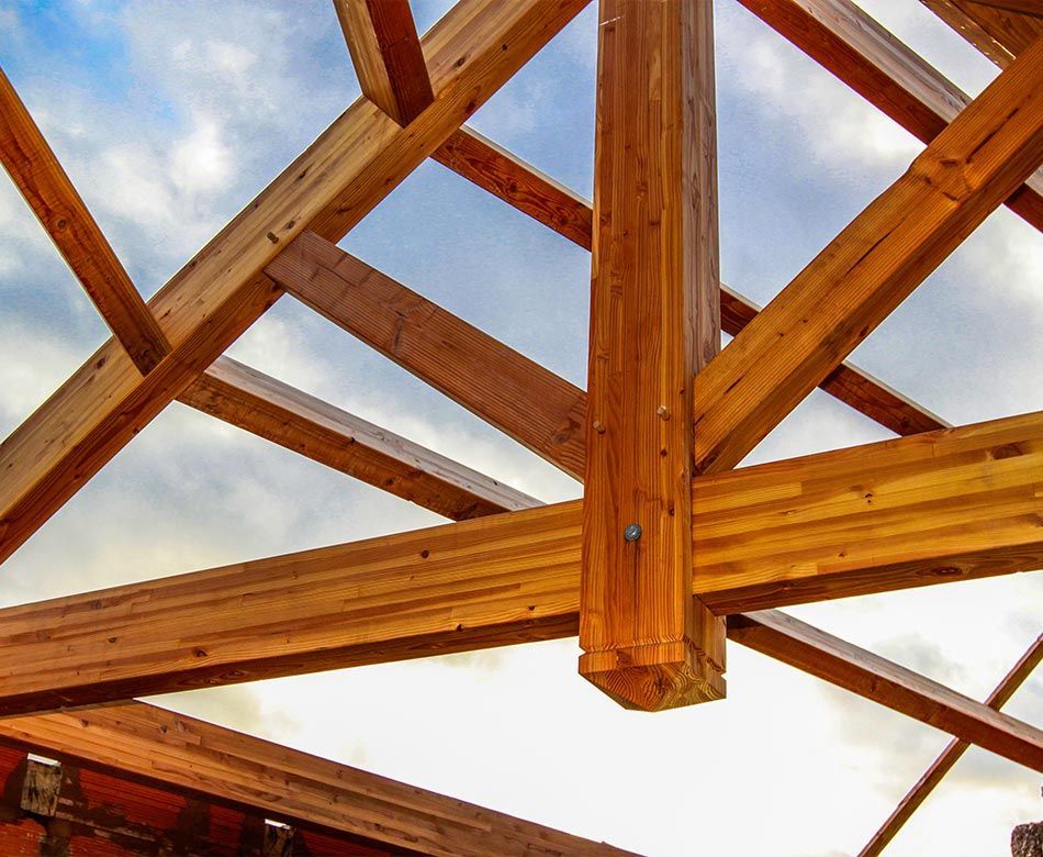 Charpente sous un ciel légèrement nuageux