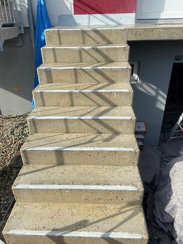 Eine Reihe von Betontreppen, die zu einem Gebäude hinaufführen