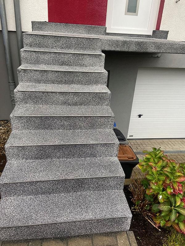 Eine Treppe, die zu einem Garagentor führt.
