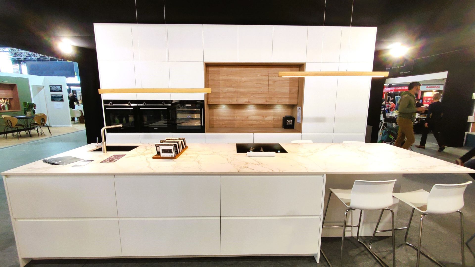 Un comptoir de cuisine avec deux tabourets : vue de face