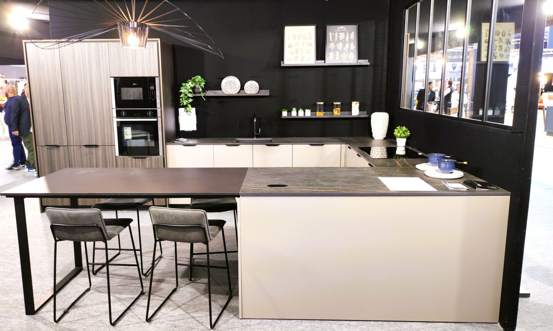 Un stand avec un comptoir de cuisine et des tabourets