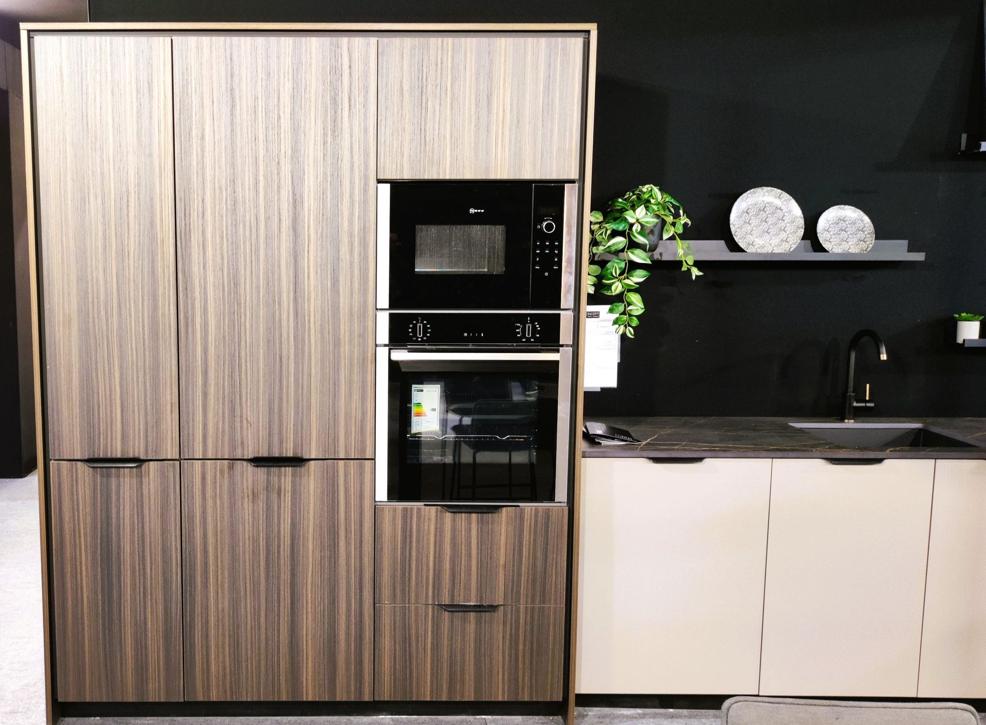 Un meuble avec four encastré près d'un évier