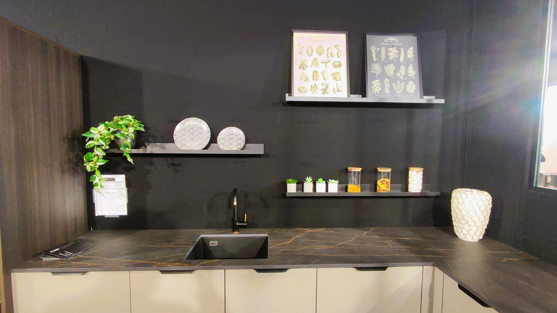 Un évier et des étagères vus de face