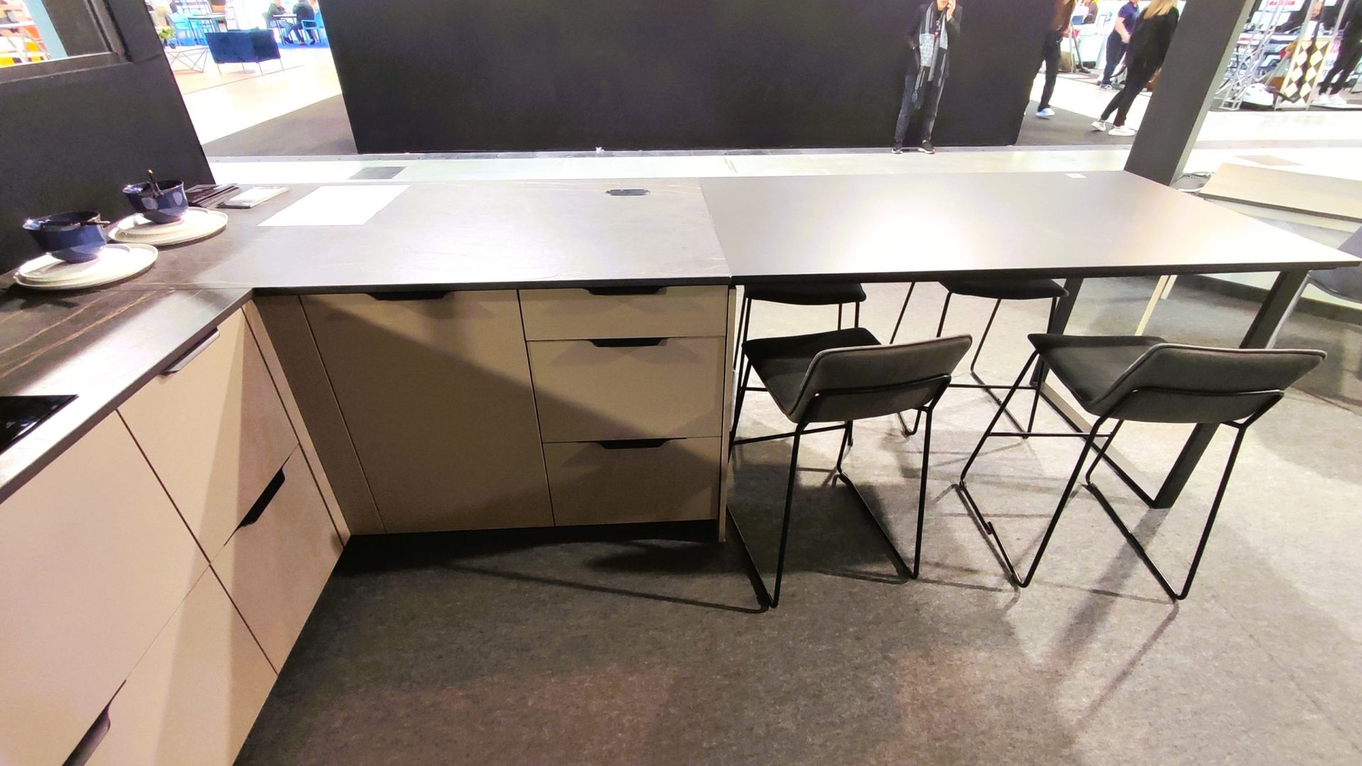 Une table avec deux tabourets vus de haut