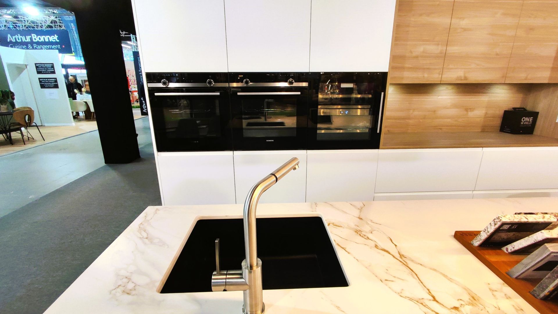 Un robinet et un évier dans un comptoir