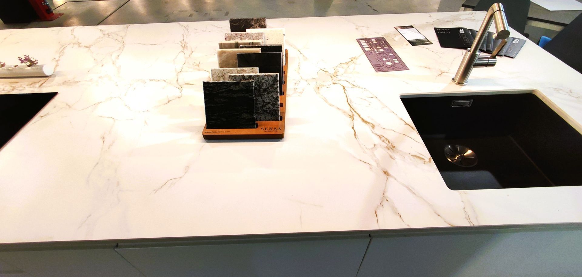 Un évier vu de face et des échantillons de matériaux posés à côté