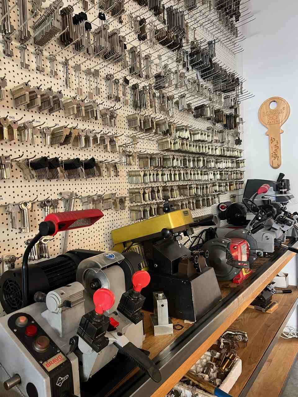 Un trousseau de clés est accroché au mur d'un atelier de serrurerie.