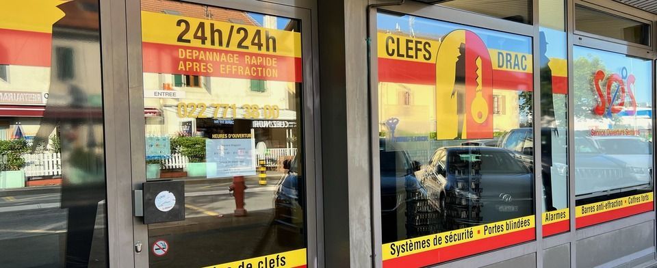 Une devanture de magasin avec une pancarte indiquant 24h/24h.
