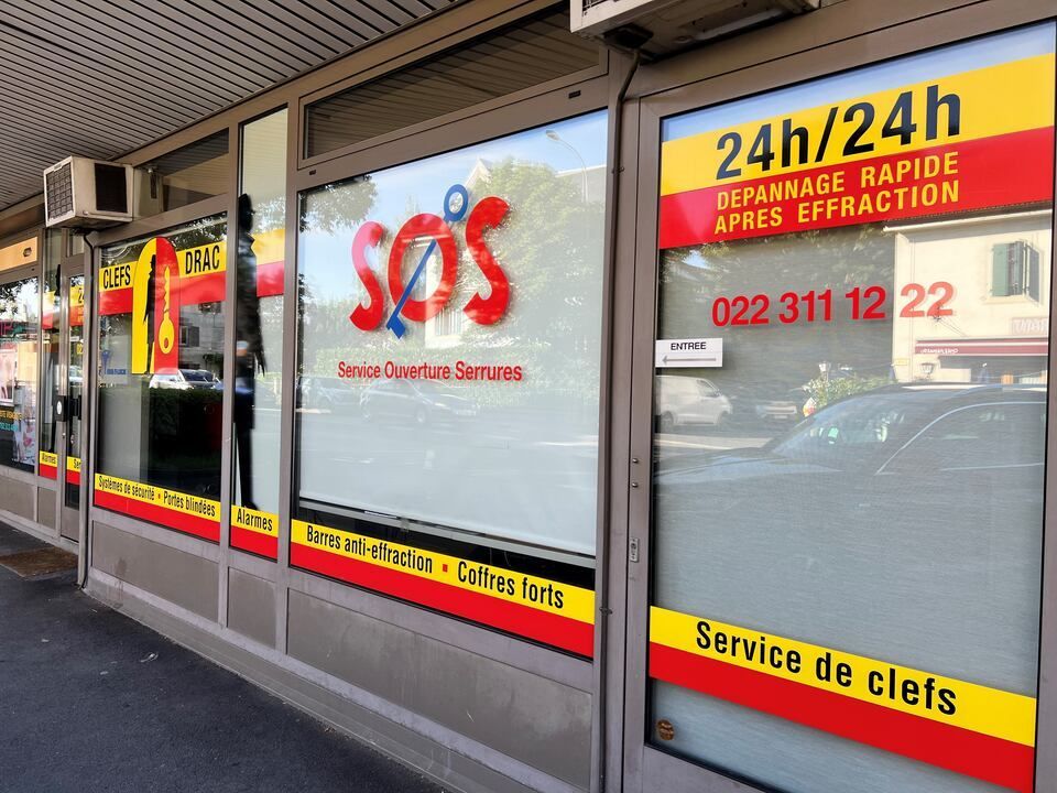 Une devanture de magasin avec une pancarte qui dit sos dessus